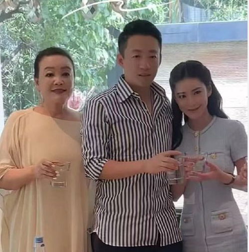 向太辟谣卖蟑螂药的老女人是张兰