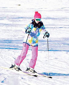 李嘉欣与老公共赴滑雪之旅，白皙肌肤闪耀雪中